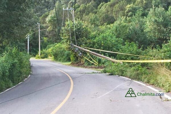 Coche choca contra poste en carretera México-Chalma