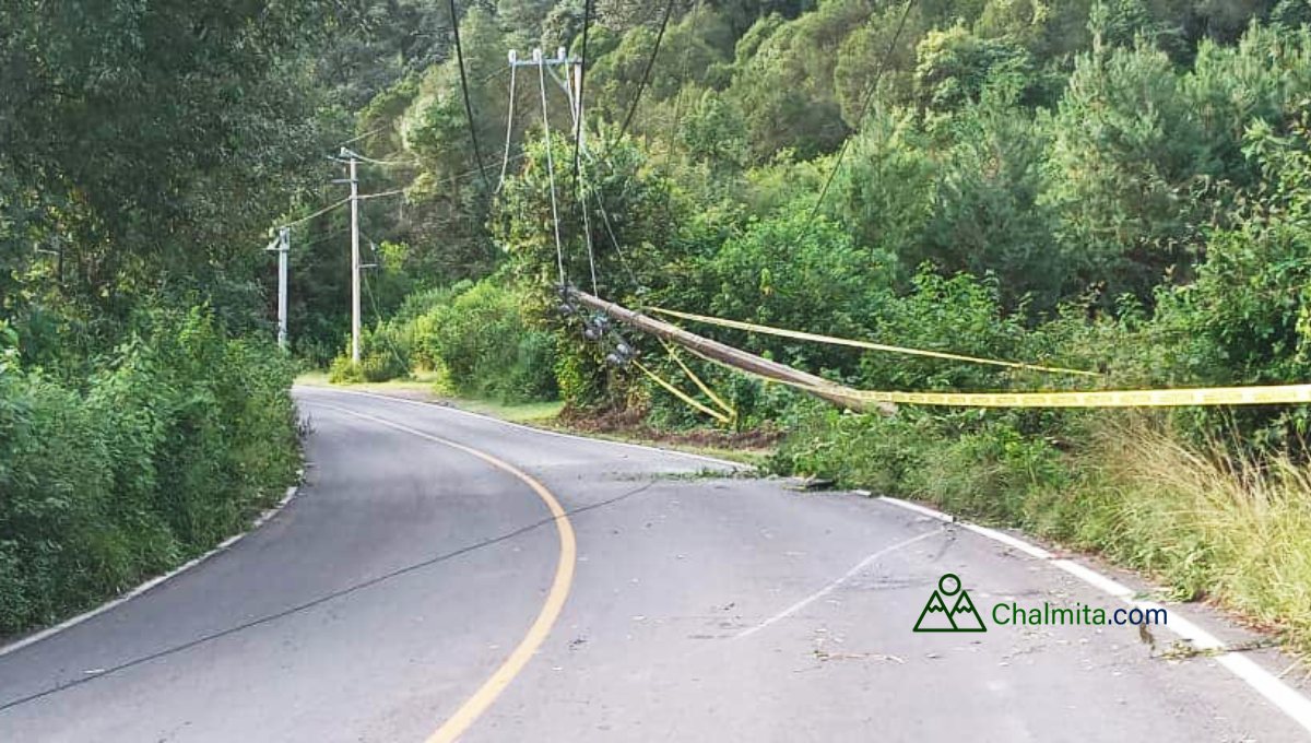 Coche choca contra poste en carretera México-Chalma