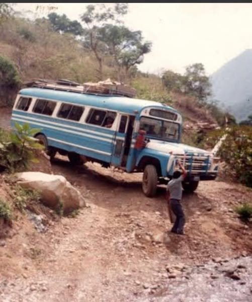 Camiones bajando La Cumbre de Malinalco rumbo a Chalma